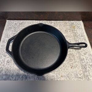 Lodge USA 10SK Classic 12" Cast Iron Skillet, Dual handle, pour spouts.